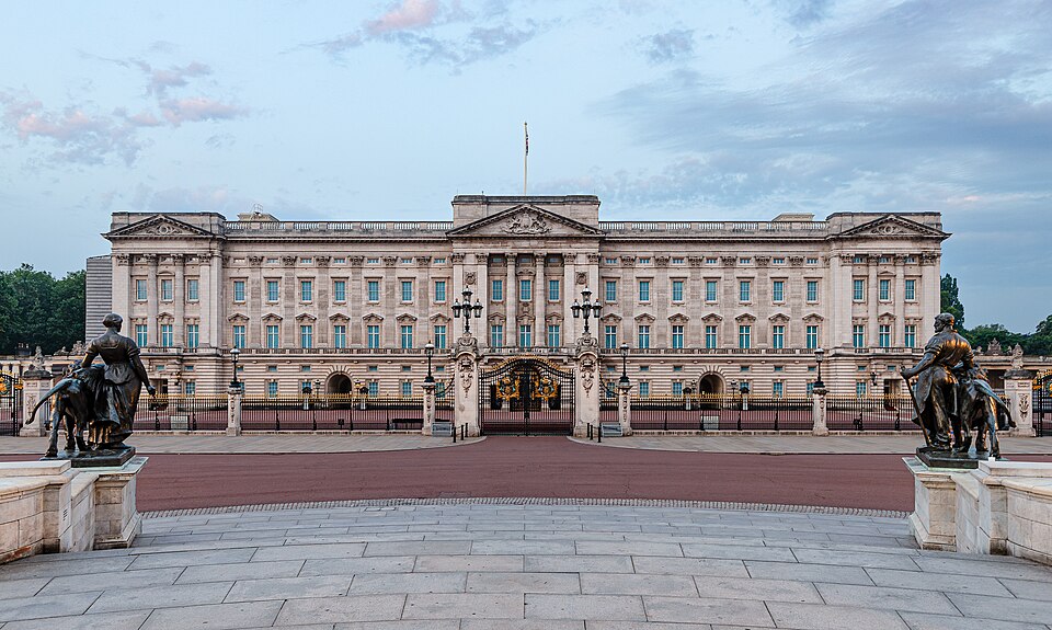 Buckingham Palace London Morning 2020 01 (cropped)